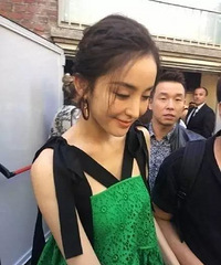 因郑爽被黑惨!这个小细节更是暴露她的涵养!人美心善时尚感超强