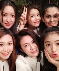 关之琳庆生陈妍希晒合影 蒋欣的表情亮了(图)