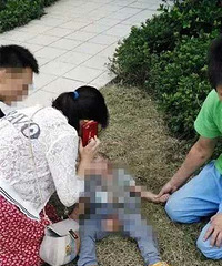 "杭州1岁半男童从小区25楼坠亡 阳台护栏"