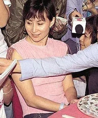 她做情人14年生3胎,嫁大29岁重病富商,从狗仔逆袭为香港女
