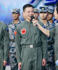 中国空军霹雳部队集结 何炅杜海涛谁是飞行候选