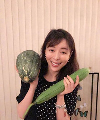 "张静初化身种菜小能手 举南瓜丝瓜对镜卖萌"