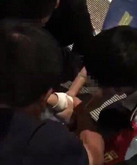 ���������ֻ� Ů��ͻȻ���ڶ�վ�Ĺ����