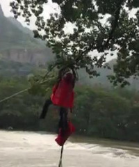 "溪水暴涨男孩被困 民警消防联手湍流中紧急营救"