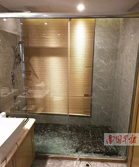 "度假景区客房玻璃门突爆裂 男子洗澡时被划"