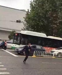 "这两天,一个跑步的男人突然火了!网友:他绝对是最帅跑男!"