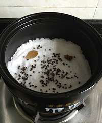 "盐焗大闸蟹,做法超级简单,让你get吃蟹的新技能!"