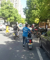 心疼外卖小哥 车胎破了只能推着送外卖