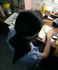 到底布置了多少作业啊 女儿现在还在家写作业