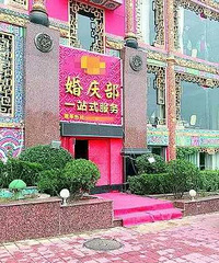 "奇葩!两男子婚宴上蹭吃喝,吃完还拿走喜糖"