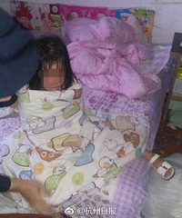 ���գ����������ˣ�4��Ů��������¥�յ����ɪɪ����.