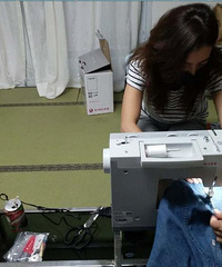 全能辣妈!张柏芝帮弟弟改衣服秀缝纫技术