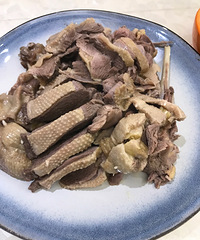 我感觉好像很少有人吃鹅肉啊 味道还是不错的