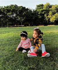"修杰楷发图带女儿晒太阳 父女三人表情神同步太可爱"