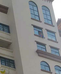 "孕妇怀疑丈夫出轨抱婴儿欲轻生 被警察和家"