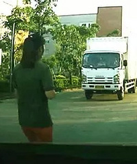 心塞!她走路玩手机被撞骨折,司机竟是自家老公!更郁闷的是……