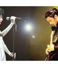 "谢霆锋晒新手机配芦笋 网友猜是王菲拍的"