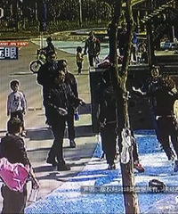 杭州幼儿园孩子玩闹,家长冲上去一巴掌?!