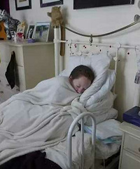 "18岁少女患罕见遗传病 骨关节脆弱3年米"