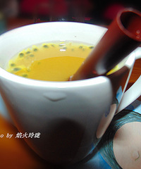 "天气干燥,来一杯【胎菊百香果冰糖饮】润润肺。"