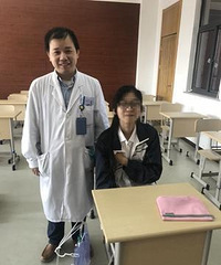 "宁波姑娘突发气胸插着胸管上考场 医生保驾护航"