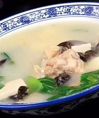 "三.鱼头豆腐汤:补钙好来源.豆腐中含有丰"