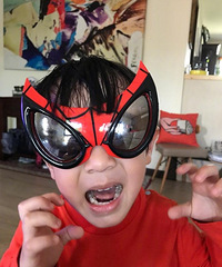 吴尊晒儿子Max超级英雄照片 小小英雄气势十足超可爱