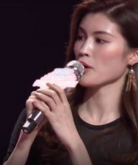 "维密天使何穗性感着装秀身材 现场跳操传授瘦身秘诀"