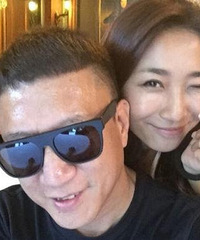"怀孕坐实?孙红雷被拍到陪老婆逛婴儿用品店"