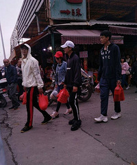 "张馨予素颜逛菜场 嗑瓜子“唠嗑”接地气"