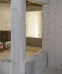 "【还有这样的操作?】小区活动室三面承重墙被凿出大洞,施工方却