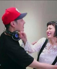 在一起了?潘玮柏吴昕现身澳大利亚 还穿着情侣睡袍