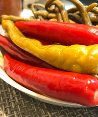 "酸豆角、泡椒,从腌制到成品,全都自已动手。"