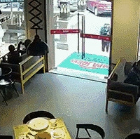 "哭笑不得!一外卖小哥推门进店,玻璃门突然"