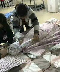"8岁男童被蚊虫咬成\"植物人\" 昏迷几个月"