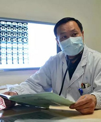 "这个专家出名了!记者调取他开的数千张处方"