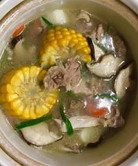 "子排、玉米,山药,香菇炖一锅,笋干烧肉,"