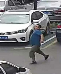 "男子因挪车与女司机产生纠纷 用石块砸车还"