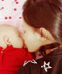 "董子健带娃探班妻子 孙怡疑似母乳喂养女儿"