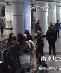 "地铁上女乘客因拥挤争执 连踢孕妇肚子3脚被行拘"