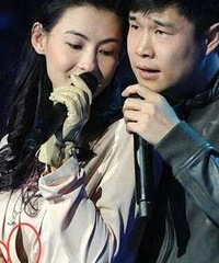 张柏芝衣服意外崩开,身边小沈阳手亮了(图)
