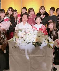 "“早安”前成员石川梨华出嫁 姐妹团携家眷祝福"