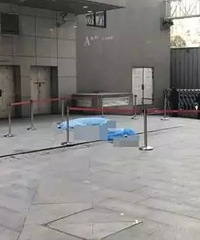 "女子争吵中站上11楼窗台不慎坠落,楼下保安伸手去接,双双身亡"