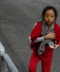 家有小女初长成!赵薇现身学校陪“小四月”过圣诞