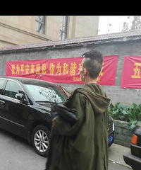 "天哪!这位帅哥居然穿着高跟鞋,戴着长耳环,涂着口红西湖边走过