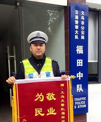 "新生儿突发败血病 警车开辟“生命通道”"