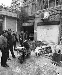 "杭州一老小区加装电梯刚开工半个月 2楼大姐站出来明确反对"