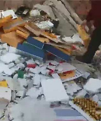 "大量来路不明保健品遗弃路边 大爷大妈疯抢"