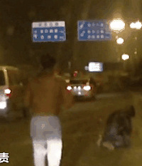 看到老人跪路上,他开车路过3分钟后调头