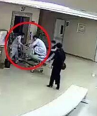 "宁波一产妇羊水破裂 女医生半跪托举27分钟"